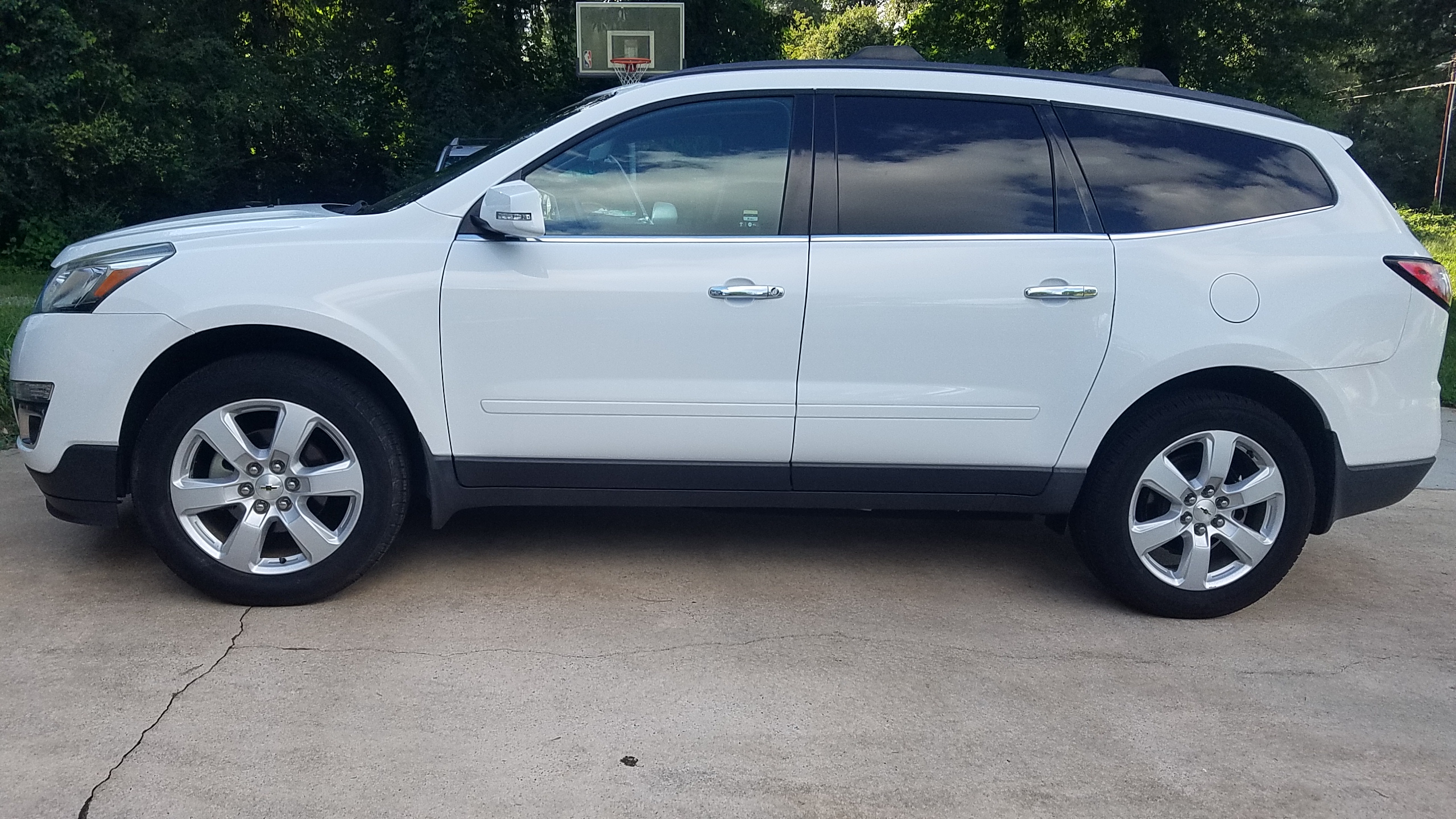 Used 2017 Chevrolet Traverse LT w/ Style and Technology Package FWD image 4