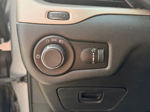 Used 2015 Jeep Cherokee Sport FWD image 13