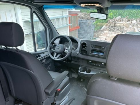 Used 2022 Mercedes-Benz Sprinter 2500 image 11