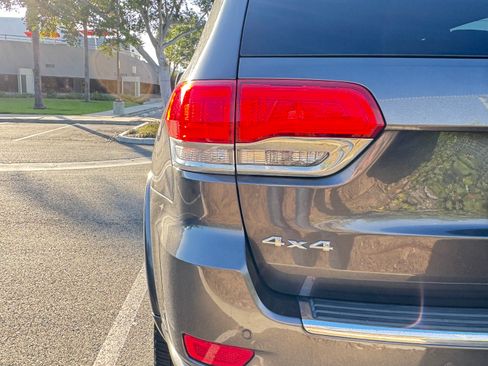 Used 2017 Jeep Grand Cherokee Overland AWD/4WD image 11