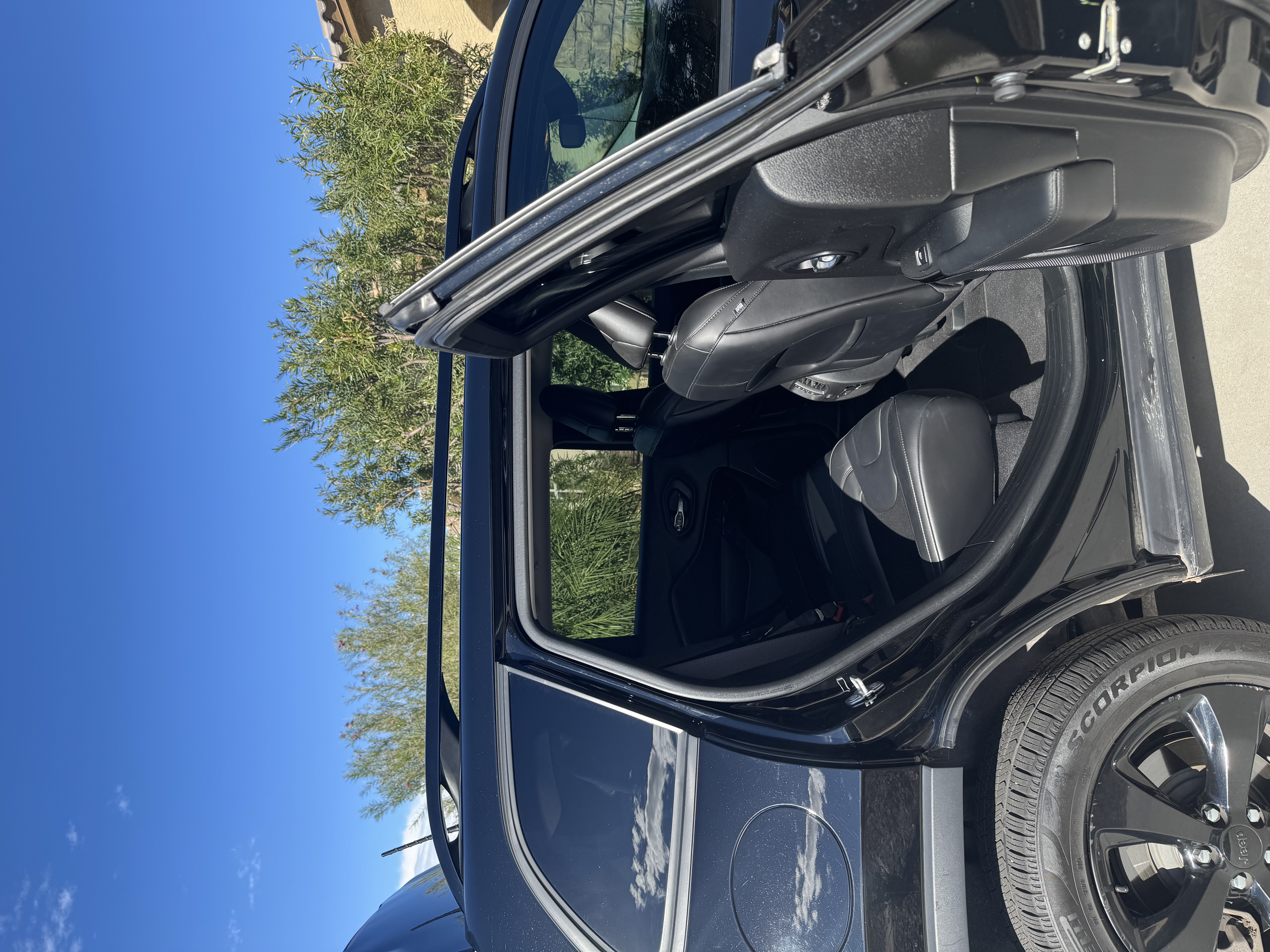 Used 2020 Jeep Cherokee Latitude Plus AWD/4WD image 5