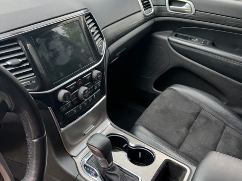 Used 2019 Jeep Grand Cherokee Altitude AWD/4WD image 13