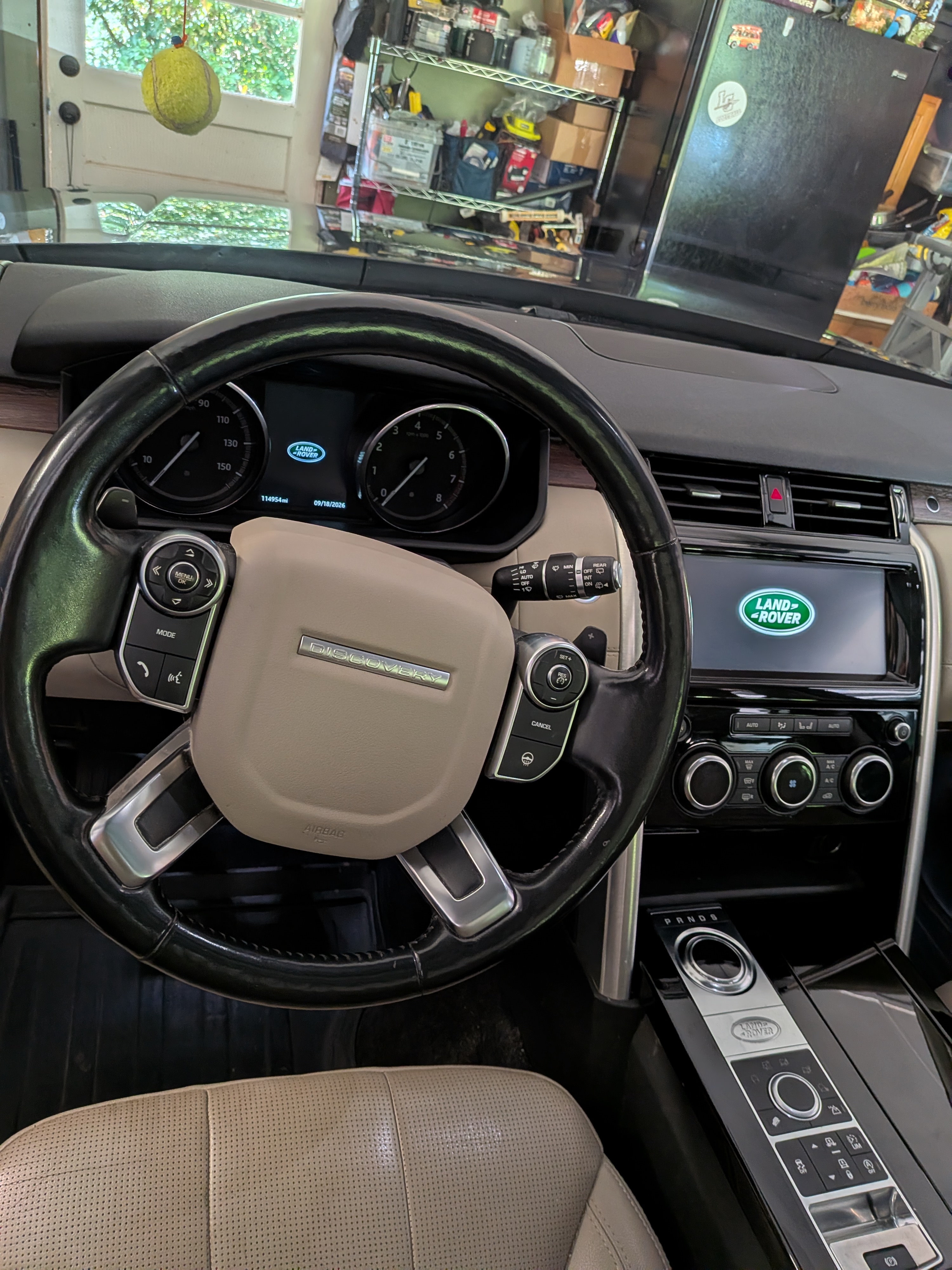 Used 2017 Land Rover Discovery HSE AWD/4WD image 11