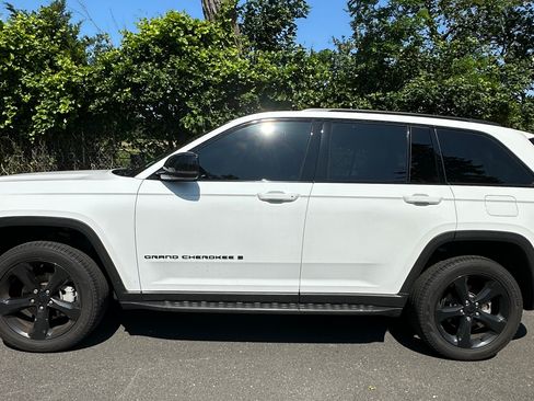 Used 2024 Jeep Grand Cherokee Limited w/ Luxury Tech Group II image 1
