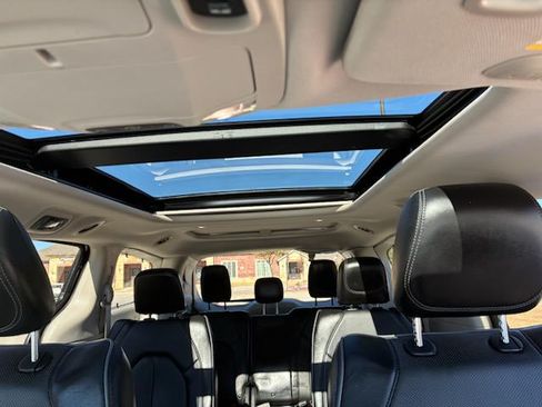 Used 2019 Chrysler Pacifica Limited image 18