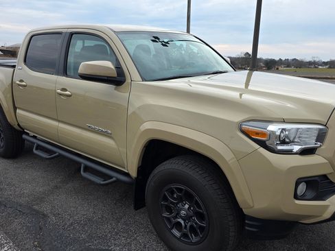 Used 2017 Toyota Tacoma SR5 w/ Tow Package image 12