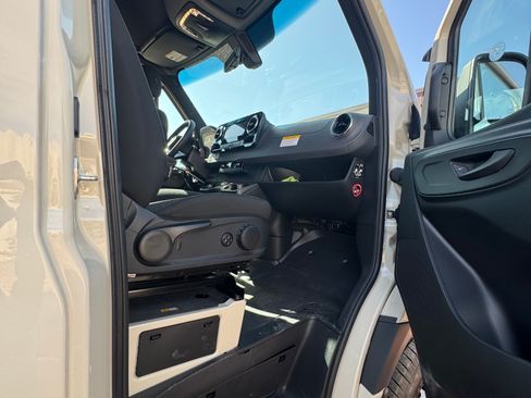 Used 2025 Mercedes-Benz Sprinter 2500 image 13