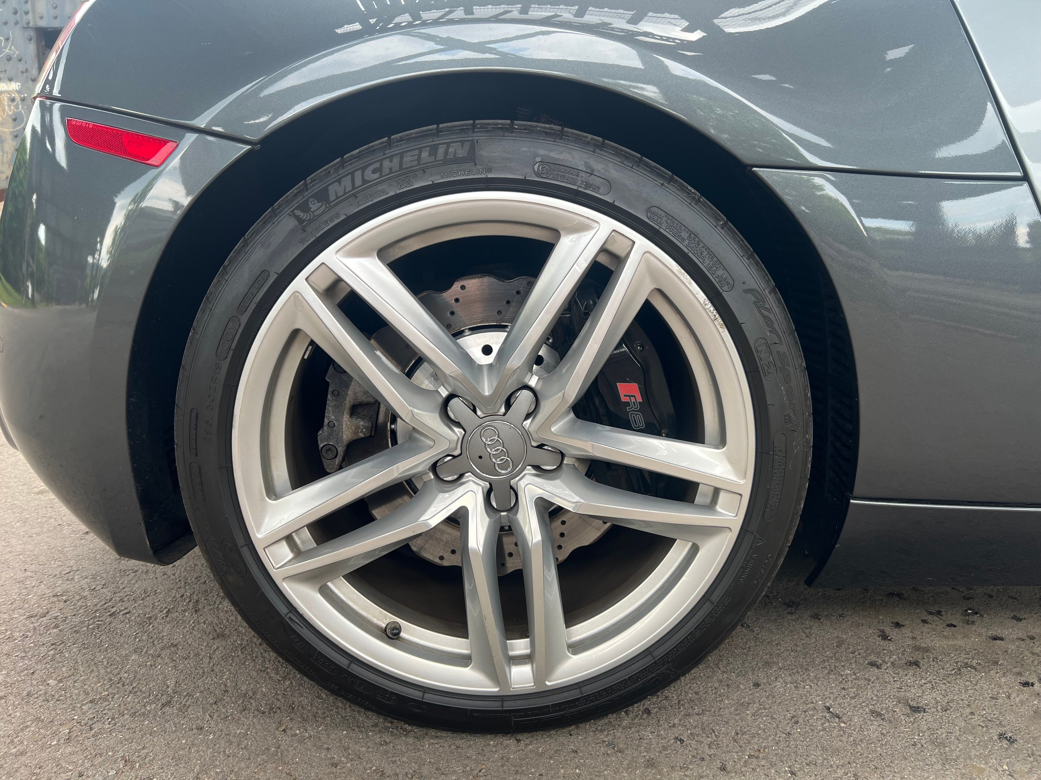 Used 2014 Audi R8 V8 w/ Enhanced Leather Package AWD/4WD image 10