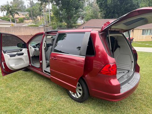 Used 2014 Volkswagen Routan SE image 5