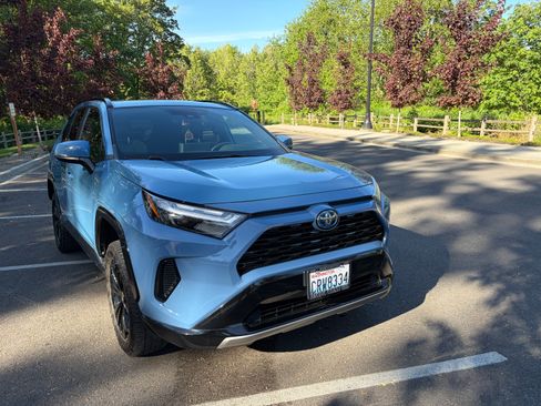 Used 2022 Toyota RAV4 SE w/ Convenience Package AWD/4WD image 2