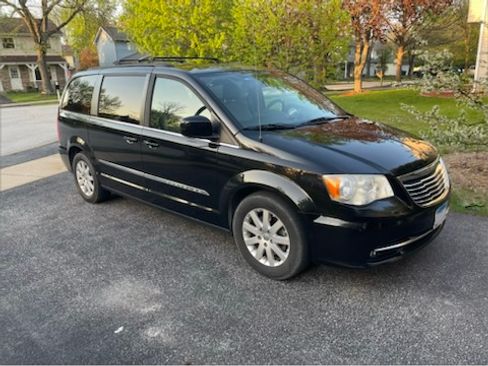 Used 2014 Chrysler Town & Country Touring FWD image 1