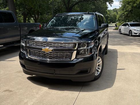 Used 2019 Chevrolet Suburban LT RWD image 2