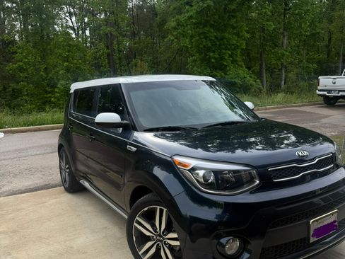 Used 2018 Kia Soul + FWD image 6
