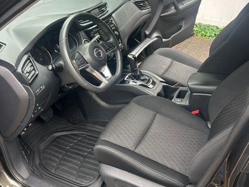 Used 2017 Nissan Rogue SV AWD/4WD image 4