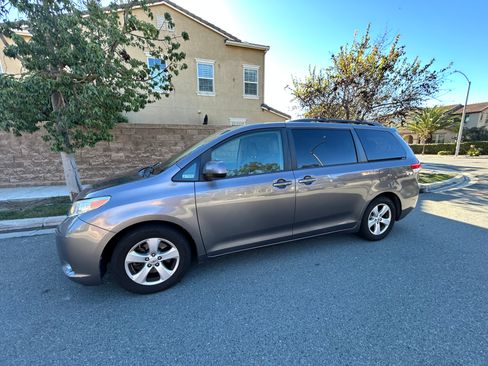 Used 2011 Toyota Sienna LE w/ Towing Pkg FWD image 16