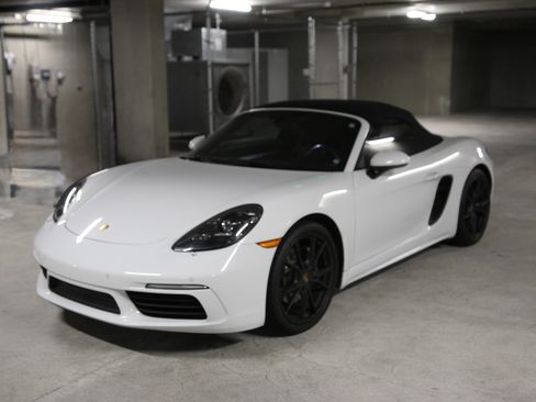 Used 2019 Porsche 718 Boxster RWD image 1
