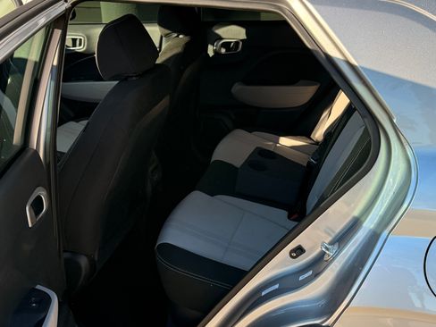 Used 2024 Hyundai Venue SEL image 6