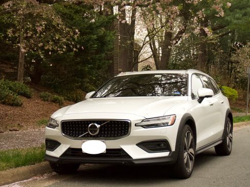 Used 2025 Volvo V60 B5 Cross Country Plus image 1