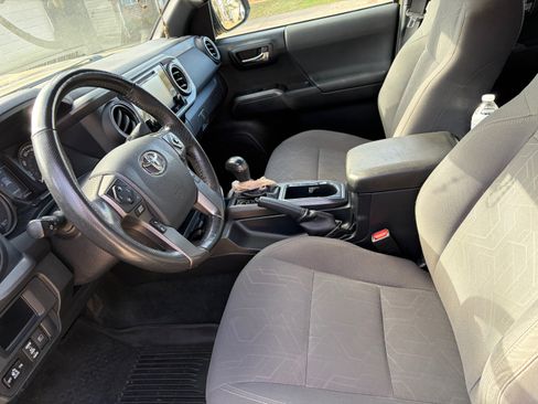 Used 2019 Toyota Tacoma TRD Sport w/ Technology Package image 14