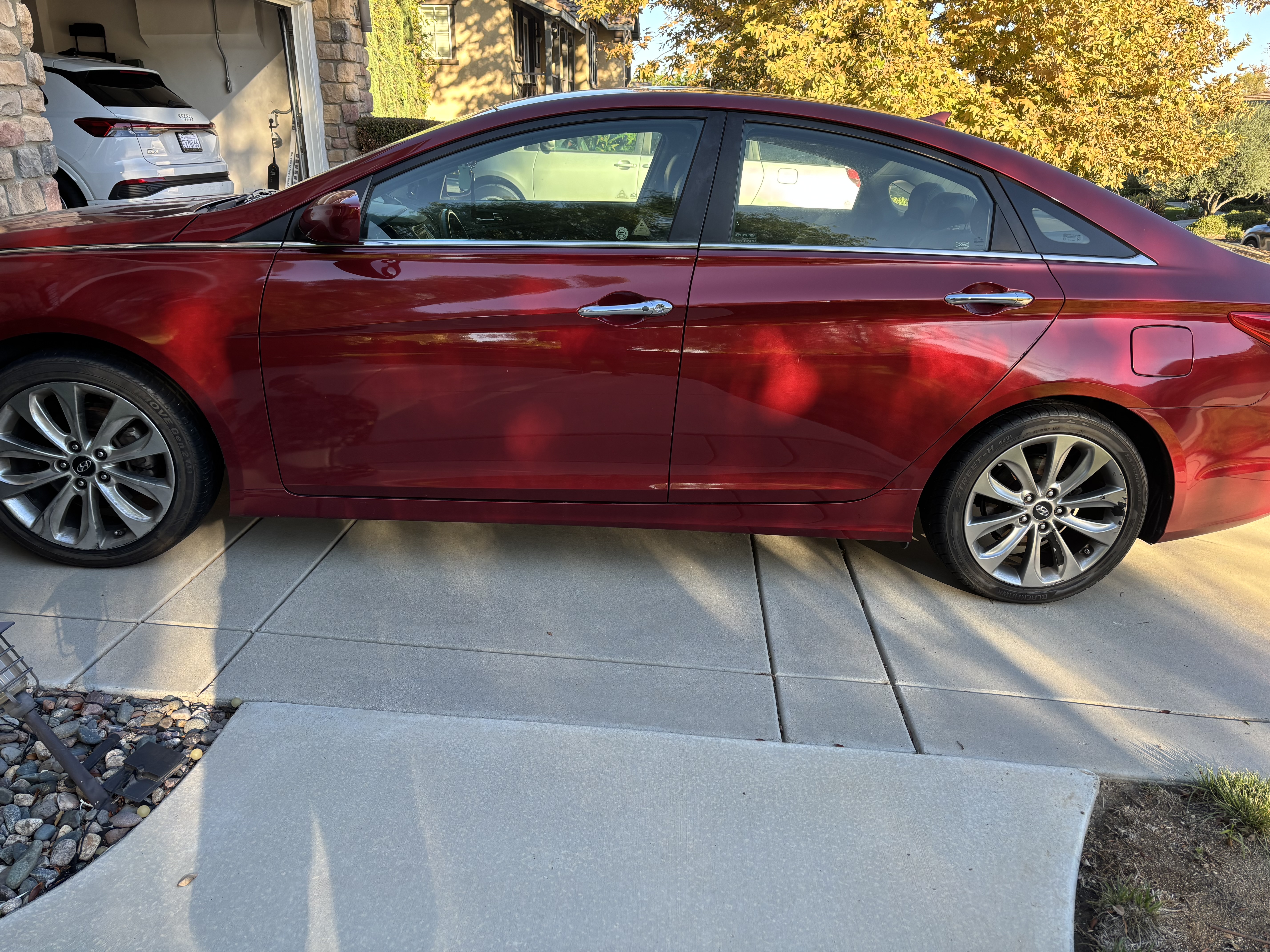 Used 2011 Hyundai Sonata SE w/ Navigation & Sunroof Pkg 4 FWD image 4