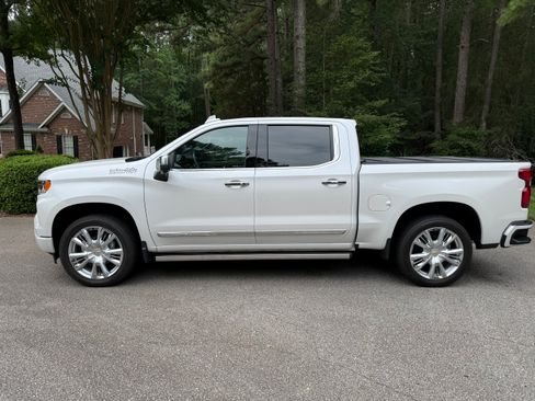 Used 2025 Chevrolet Silverado 1500 High Country w/ High Country Premium Package AWD/4WD image 6