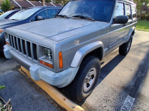 Used 2001 Jeep Cherokee Sport image 1