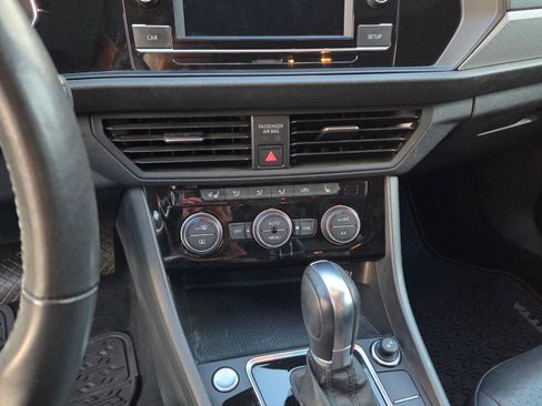 Used 2019 Volkswagen Jetta SE w/ Cold Weather Package image 2