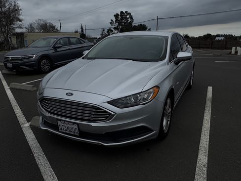 Used 2018 Ford Fusion SE w/ Fusion SE Technology Package FWD image 6