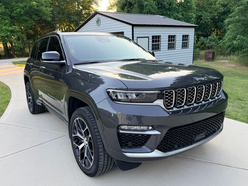 Used 2023 Jeep Grand Cherokee Summit AWD/4WD image 12