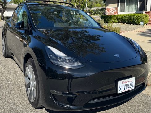 Used 2023 Tesla Model Y Long Range image 2