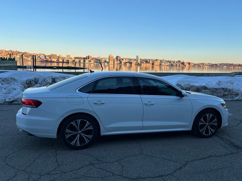 Used 2022 Volkswagen Passat 2.0T SE image 6