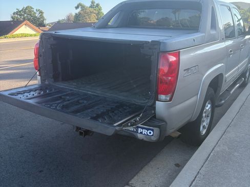 Used 2005 Chevrolet Avalanche Z71 w/ Preferred Equipment Group AWD/4WD image 6