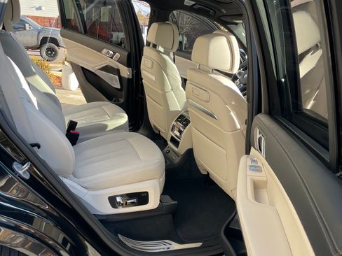 Used 2025 BMW X7 M60i w/ Climate Comfort Package image 11