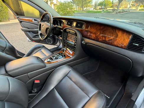 Used 2004 Jaguar XJ8 image 17