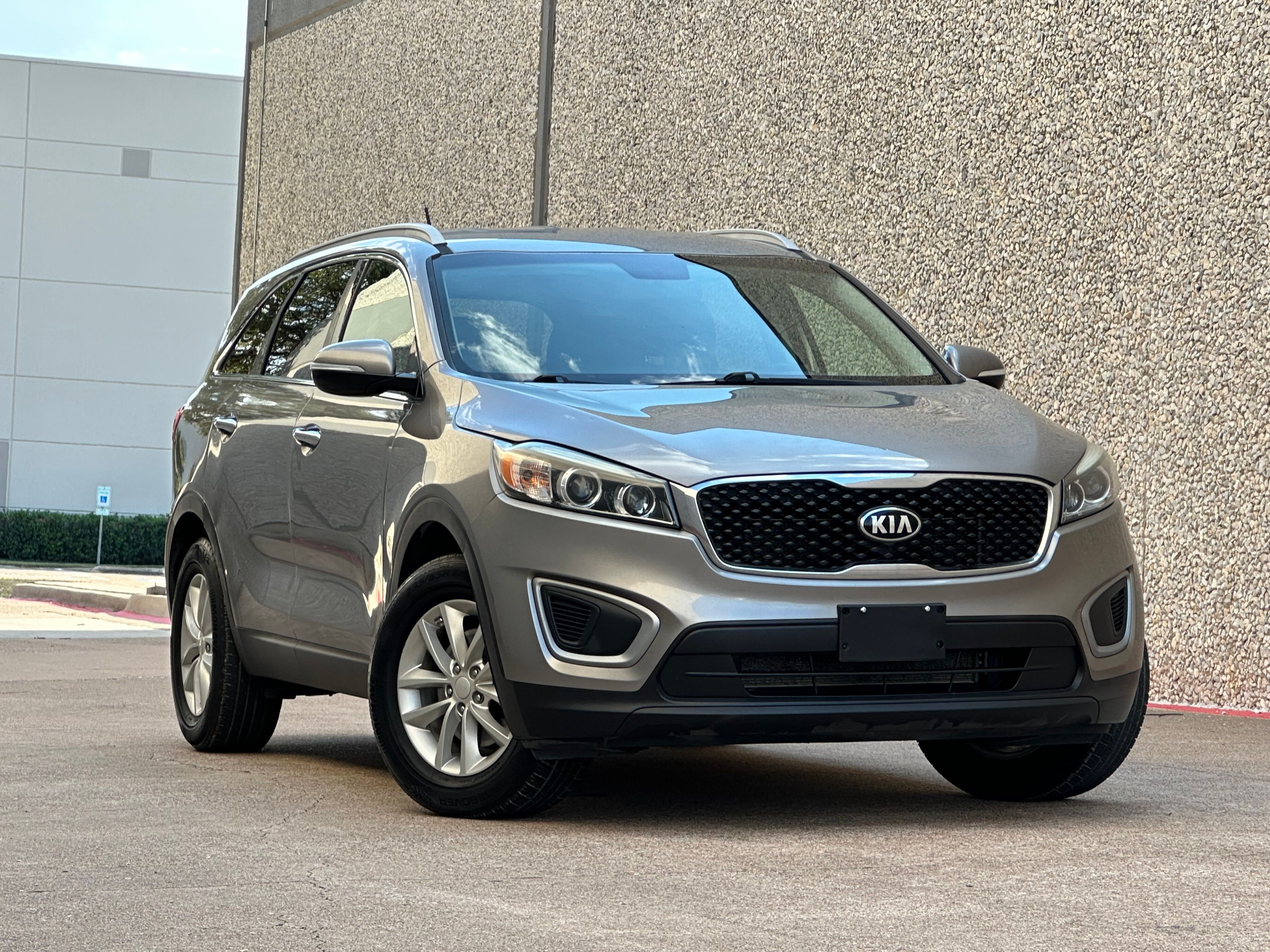 Used 2017 Kia Sorento FWD image 1