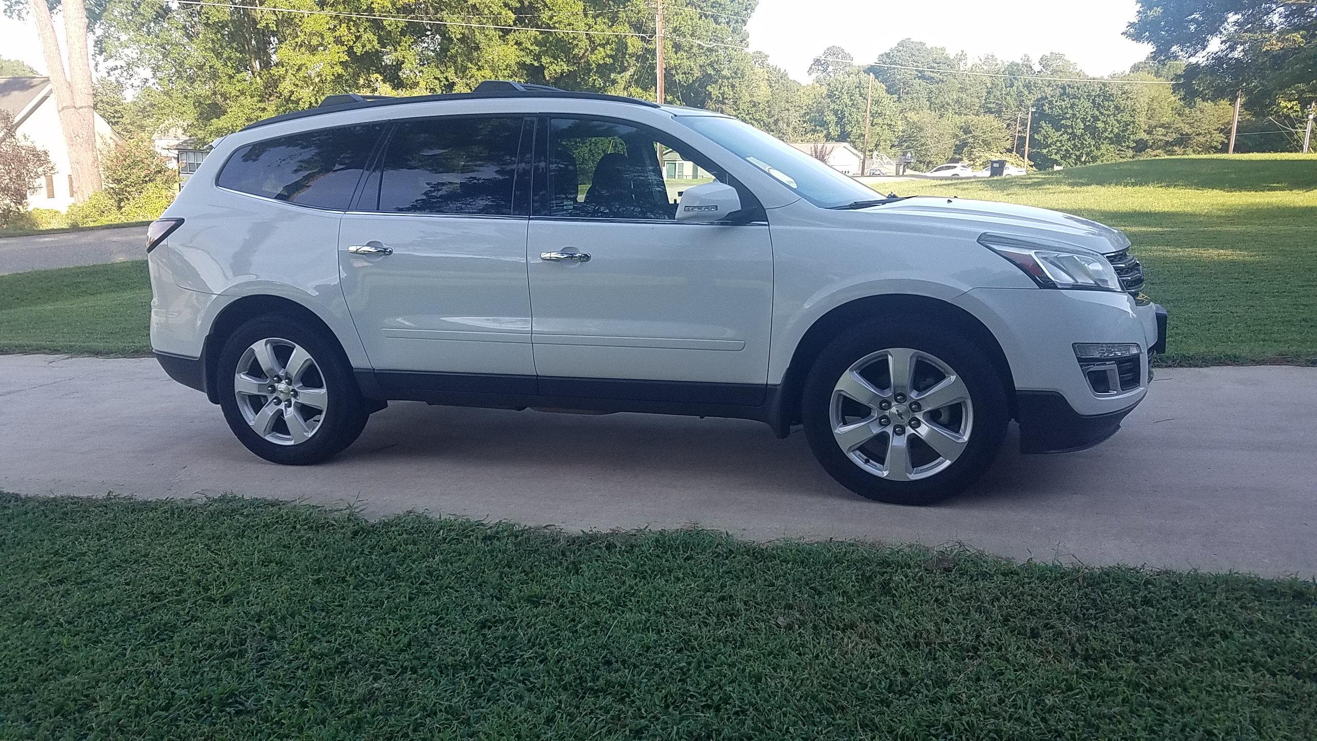 Used 2017 Chevrolet Traverse LT w/ Style and Technology Package FWD image 1