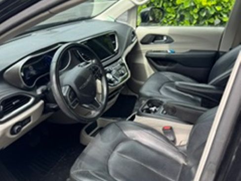 Used 2022 Chrysler Pacifica Touring-L FWD image 6