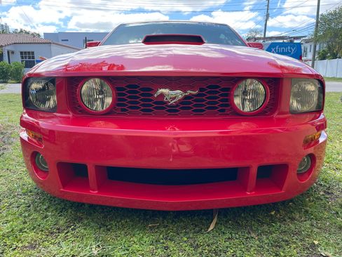 Used 2005 Ford Mustang GT image 2