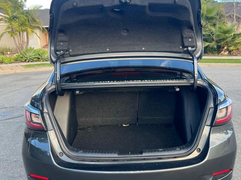 Used 2019 Toyota Yaris L image 13