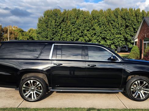 Used 2017 GMC Yukon XL SLT image 2