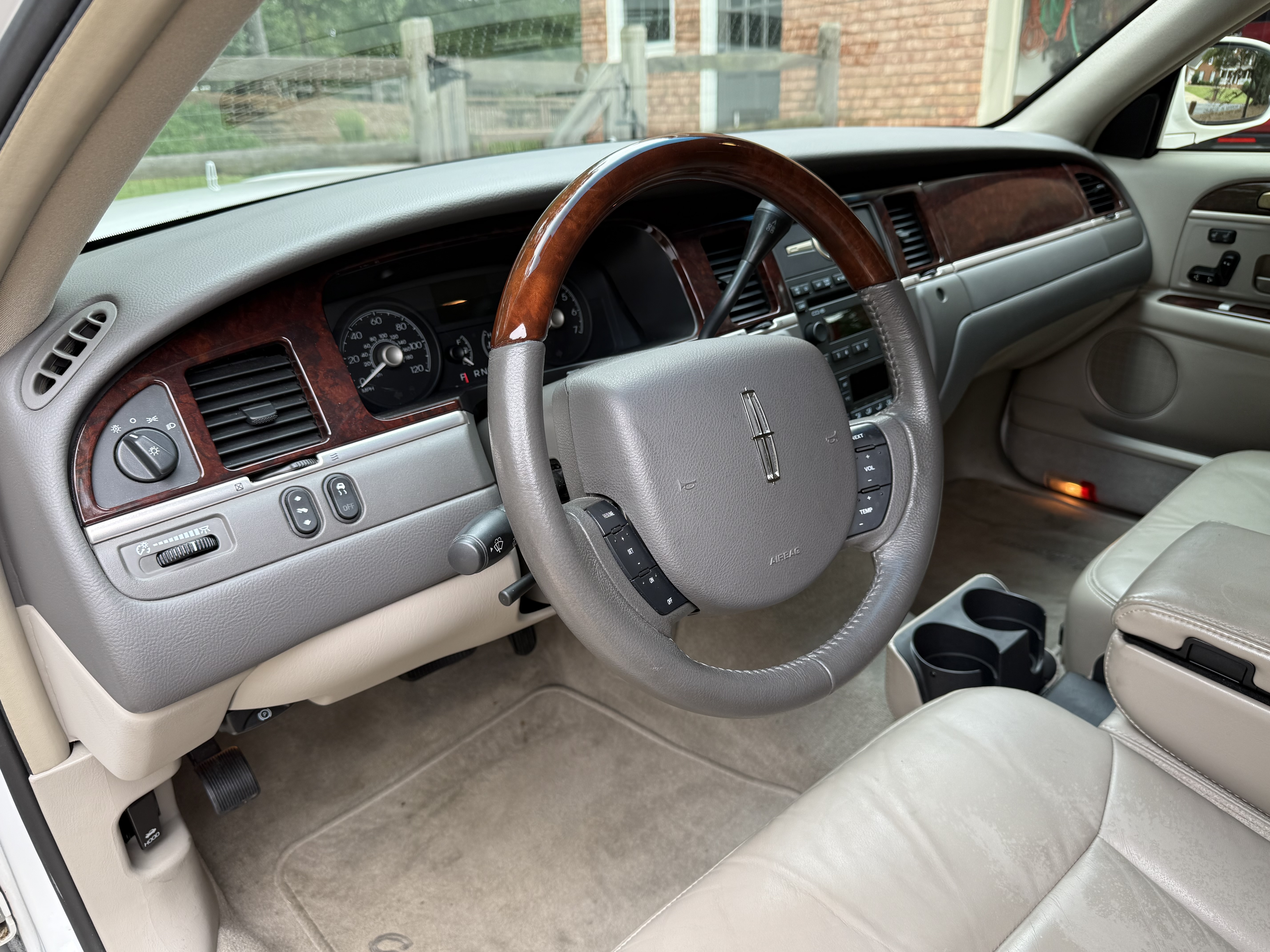Used 2010 Lincoln Town Car Signature Limited RWD image 9