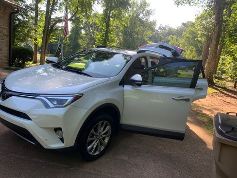 Used 2018 Toyota RAV4 Limited w/ Advanced Technology Package FWD image 9