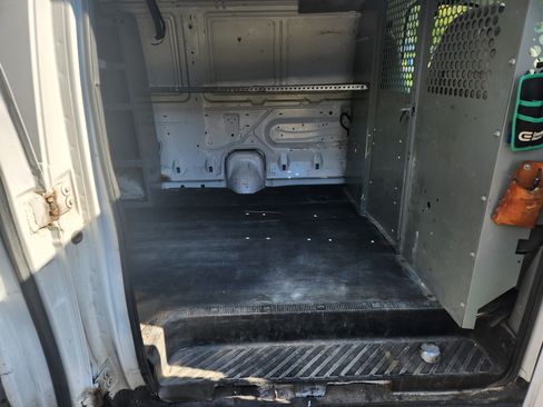 Used 2005 Ford E-250 and Econoline 250 image 2