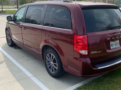Used 2017 Dodge Grand Caravan SXT image 10