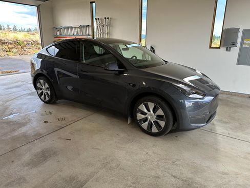 Used 2023 Tesla Model Y Long Range AWD/4WD image 1