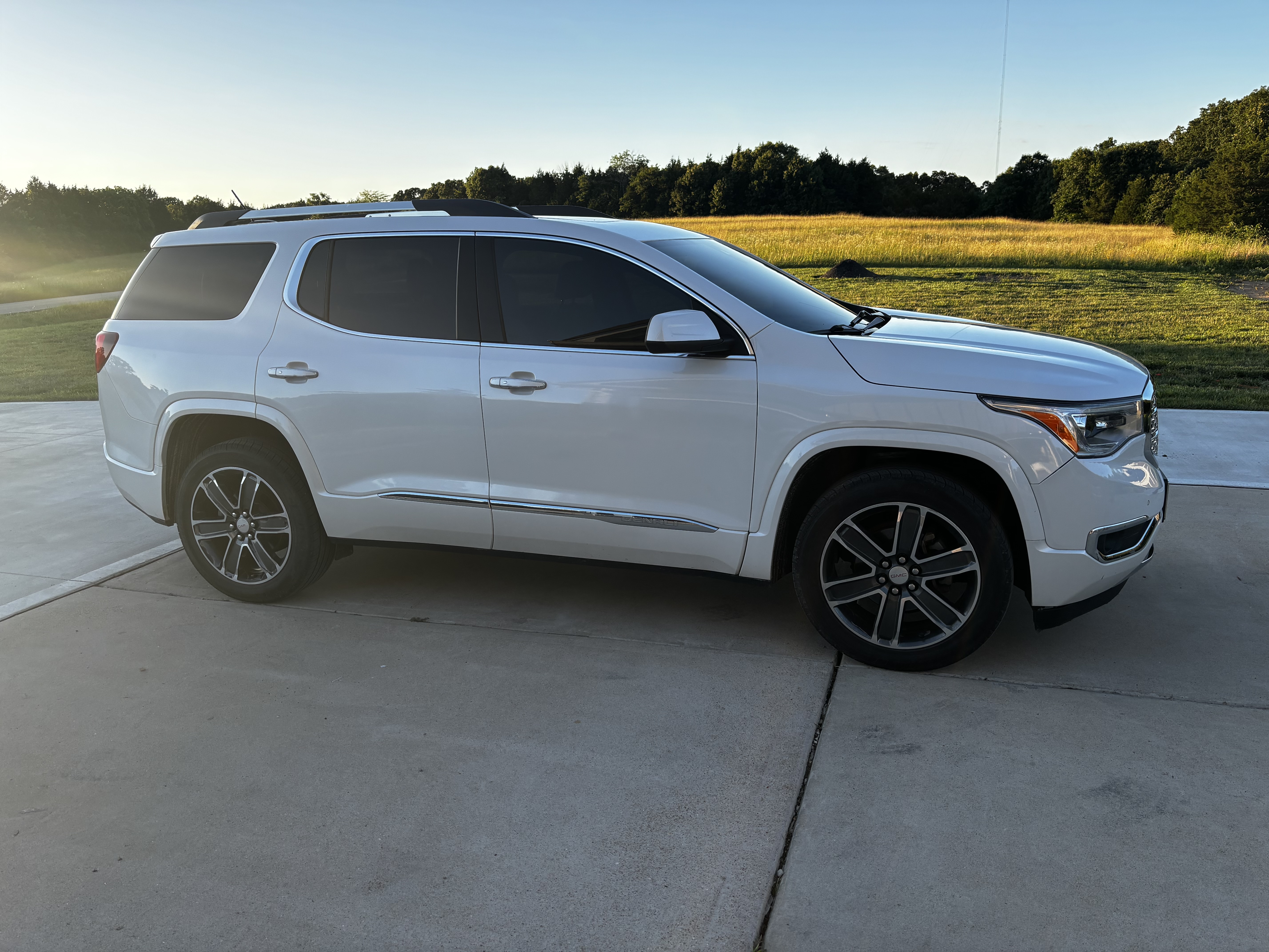 Used 2019 GMC Acadia Denali w/ Technology Package AWD/4WD image 1