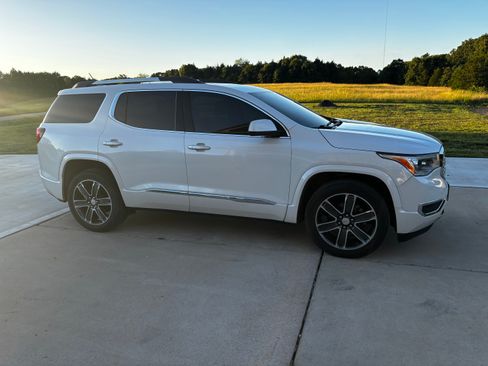 Used 2019 GMC Acadia Denali w/ Technology Package AWD/4WD image 1