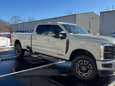 Used 2025 Ford F350 Platinum w/ FX4 Off-Road Package image 4