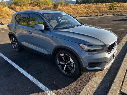 Used 2020 Volvo XC40 T5 Momentum
