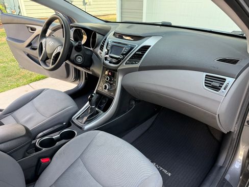 Used 2014 Hyundai Elantra SE w/ Option Group 02 FWD image 9